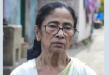 “মই মৃত্যুমুখত পৰিলোহেঁতেন”: মমতা বেনাৰ্জীৰ গাড়ীলৈ শিলাবৰ্ষণ, প্ৰতিবাদকাৰীৰ “চোৰ” ধ্বনি